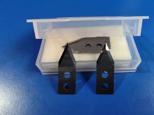 産業ラミネート機械のための 2 つの穴が付いている超硬 V 形の二重かみそりの切断刃
